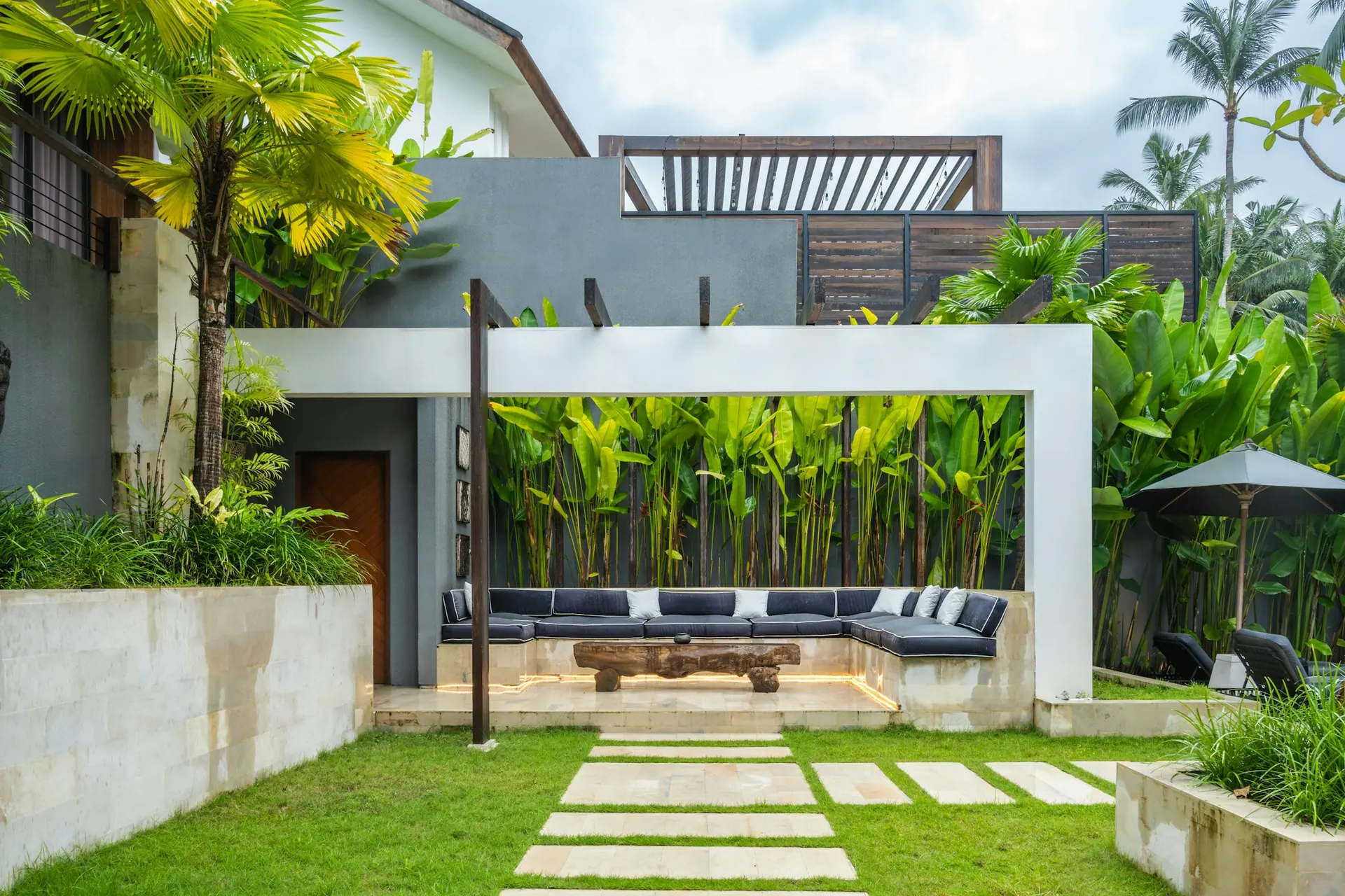 Finished courtyard garden and outdoor living space